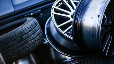 Профессиональный автомобилист Шарапин рассказал о безопасном виде шин