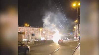 Петербуржцы сняли огненное шоу с участием трамвая