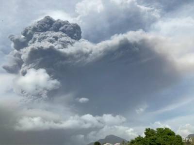 На острове Сент-Винсент начал извергаться вулкан, эвакуируют 16 тыс. человек