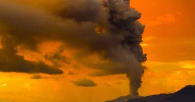 Вулкан Эбеко выбросил пепел высотой 3 км на Курилах