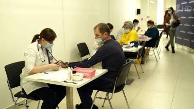 В Кировской области прививку от коронавируса теперь можно совместить с походом в торговый центр