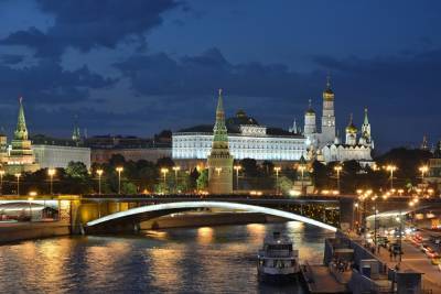 Туристам разрешили брать в Кремль еду и напитки