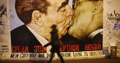 Вандализм или искусство. Чем Офис президента Украины отличается от Берлинской стены