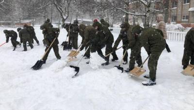 В Тверской области суд отправил рядового под арест за отказ убирать снег