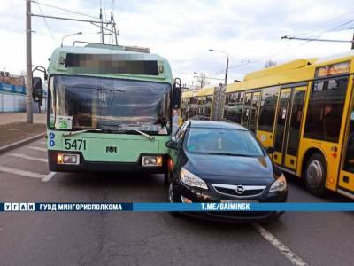 Минский троллейбус столкнулся с «Опелем» на Ваупшасова