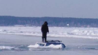 Машина вместе с рыбаком ушла под лед на Новосибирском водохранилище