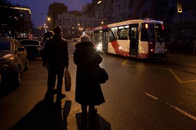 В Петербурге на Новочеркасском проспекте ночью заискрился трамвай