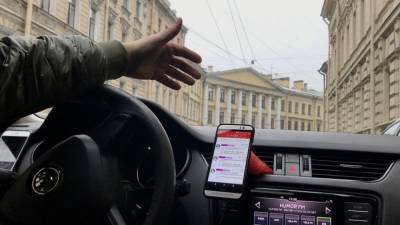Таксист изрезал ножом клиента в Петербурге за его внимательность