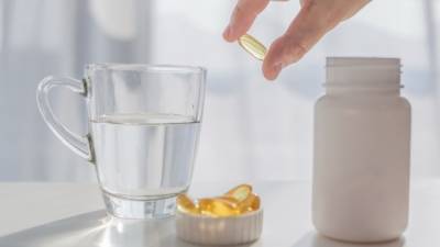 Российский медик предупредил об опасности бесконтрольного приема витаминов