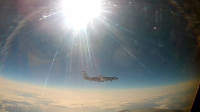 Перехват самолёта ВВС США над Тихим океаном — видео