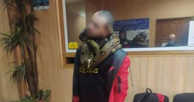 Пьяный мужчина разгуливал по Киеву с двумя змеями на шее