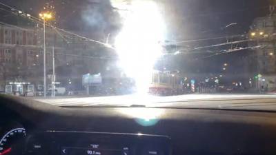 Впечатляющее "огненное шоу" с участием трамвая сняли на видео в Петербурге
