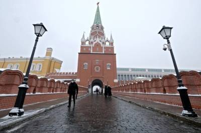 ФСО разрешила туристам проносить еду и напитки в Кремль