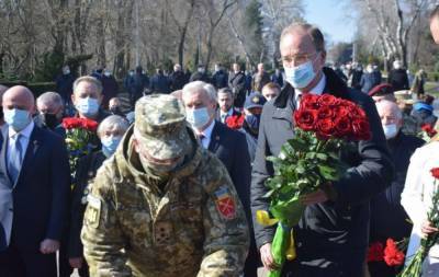 Карантин не помеха: в Одессе отмечают День освобождения города, кадры