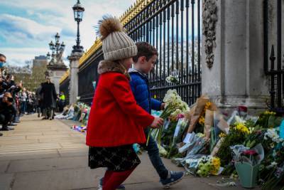 Британцы возлагают цветы в память о принце Филиппе: дворец просит этого не делать