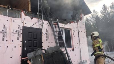 Сотрудника МЧС убило упавшей стеной во время тушения пожара