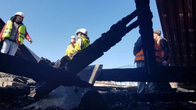 Воронежские коммунальщики начали разбирать сгоревшую крышу пятиэтажки на Еремеева