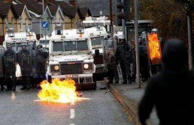 В Белфасте протестующие забросали полицейских камнями и коктейлями Молотова