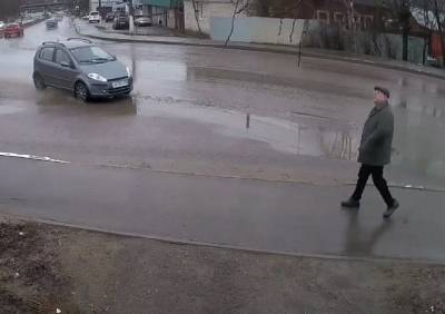 Во Владимирской области мужчина чудом увернулся от летящей на него машины