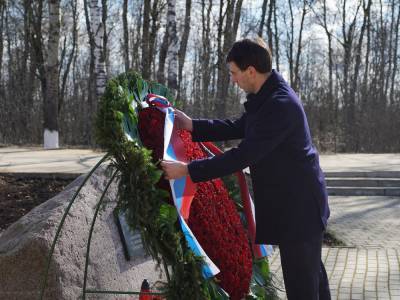 Польские дипломаты возложили венки на месте крушения самолета Ту-154М