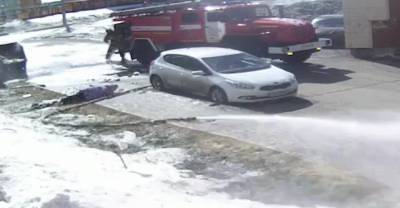 В Томске неуправляемый пожарный шланг "напал" на пенсионерку — видео