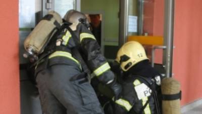 В Томске пожарный шланг под большим давлением сбил бабушку с ног