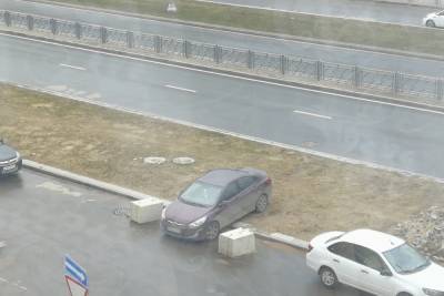 Псковича возмутила парковка автомобиля на улице Юности