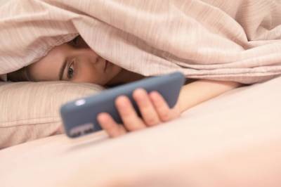 Ученый рассказал, насколько вредно спать рядом со смартфоном