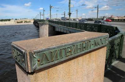 В районе Литейного проспекта в Петербурге образовались пробки из-за ремонта моста