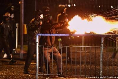 Борис Джонсон - В Северной Ирландии полиция применила водометы против протестующих - unn.com.ua - Киев - Англия - Ирландия - Северная - Великобритания