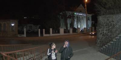Пьяные парень с девушкой сняли флаг Украины со здания Муниципальной Варты в Луцке - ФОТО - ТЕЛЕГРАФ