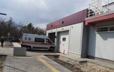 В Киеве COVID-больница заполнена почти на 100%: скорые приезжают каждые 15 минут