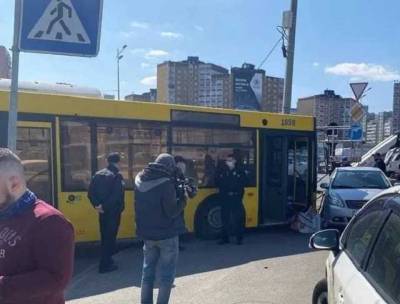 В Киеве автобус с пассажирами влетел в столб, а затем в машину