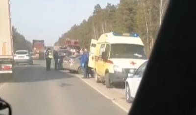 В ДТП с участием такси на тюменской трассе серьезно пострадали 4 человека