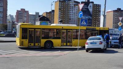 В Киеве автобус с пассажирами влетел в столб, а затем в машину: есть пострадавшая