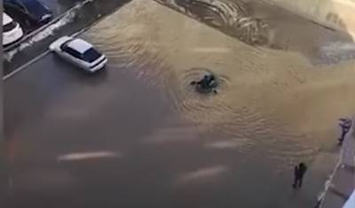 В Нефтекамске местный житель пересел с машины на лодку из-за талых вод