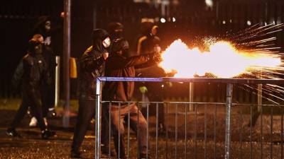 Очередная ночь погромов в Белфасте: полиция применила водометы