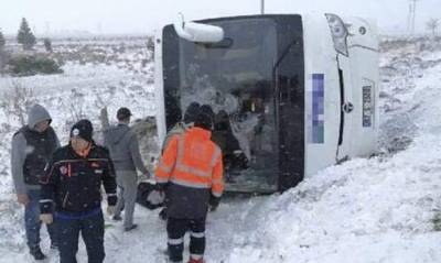 В Турции автобус с россиянами перевернулся на обледенелой дороге. Одна туристка погибла