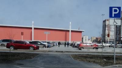 В Тюмени на парковке «Кристалла» судебные приставы по номерам машин искали должников