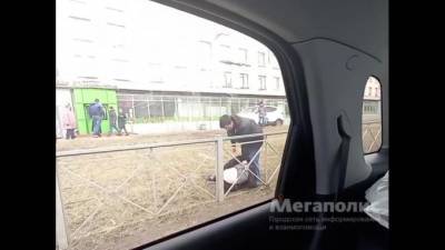 На Краснопутиловской произошла драка с участием мужчин и женщин: видео