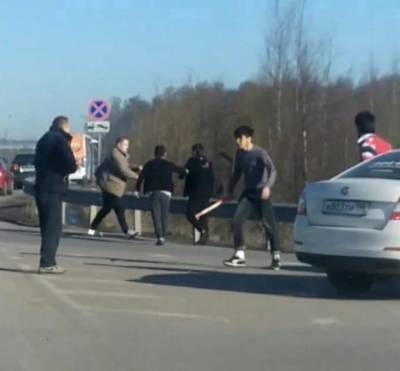 Мигранты-таксисты избили инвалида и двух парней в Девяткино — видео