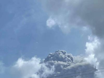 Пепел от вулкана на Карибах покрыл крыши домов, дороги и автомобили