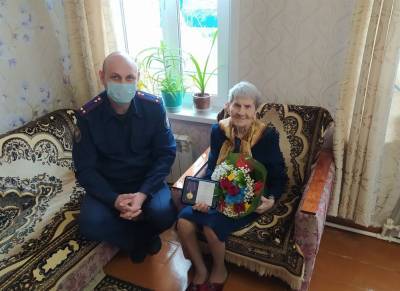 Ульяновские следователи поздравили с 98-летием ветерана