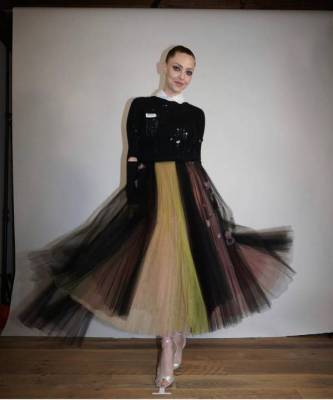 Аманда Сайфред носит «панковское» платье Dior на домашней красной дорожке
