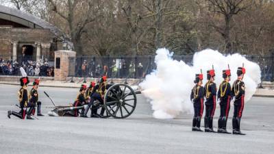 Британия почтила память принца Филиппа артиллерийским салютом