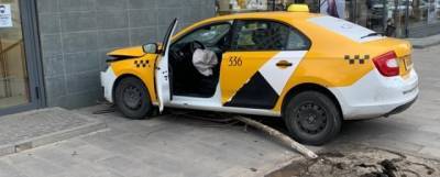 Таксист в Ростове-на-Дону сбил пешехода на тротуаре и врезался в магазин