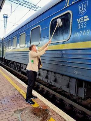 Хотел показать детям красоту Украины, – датчанин объяснил, почему мыл окно поезда УЗ