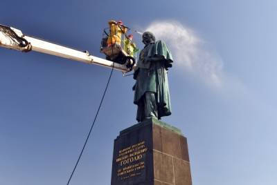 В Москве до конца апреля помоют более 1 100 памятников