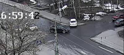 Водитель чуть не сбил пешехода на тротуаре, уходя от столкновения на перекрестке в Петрозаводске (ВИДЕО)