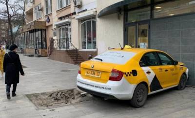 Водитель такси в центре Ростова-на-Дону сбил пешехода на тротуаре и врезался в магазин